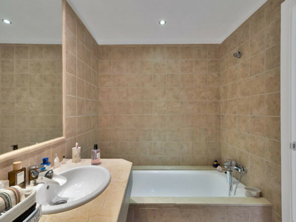 FOR SALE 🏡 Spacious Apartment in Gated Community – Benatalaya, Atalaya, Estepona