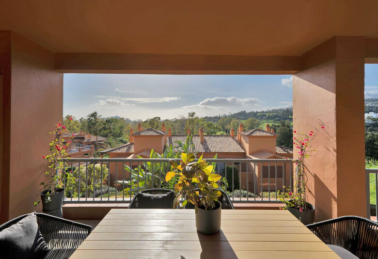 FOR SALE 🏡 Spacious Apartment in Gated Community – Benatalaya, Atalaya, Estepona