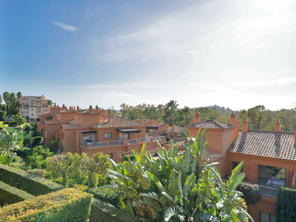 FOR SALE 🏡 Spacious Apartment in Gated Community – Benatalaya, Atalaya, Estepona
