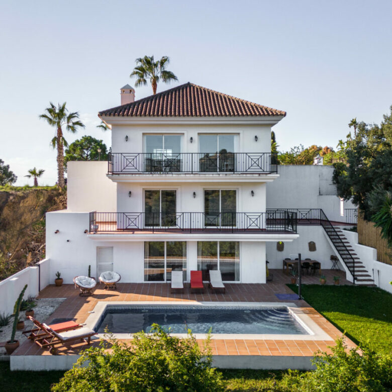 FOR SALE 🏡 Tranquil Three-Level Retreat with Pool and Sea Views – Estepona