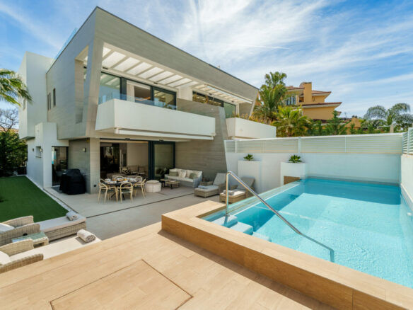 FOR SALE 🏡 Banus Bay Semi-Detached Villa – Nueva Andalucía, Marbella