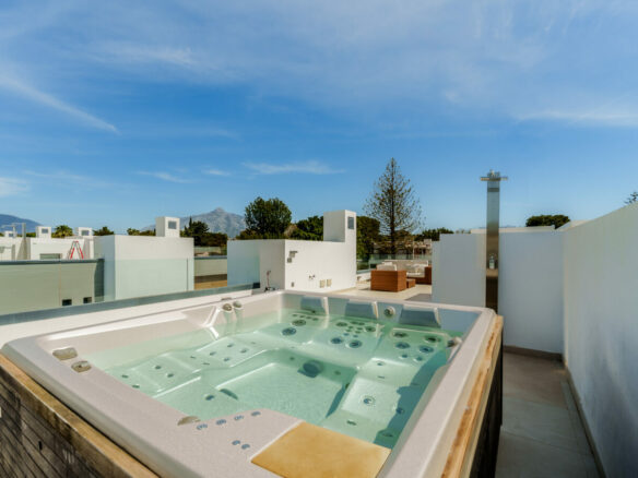 FOR SALE 🏡 Banus Bay Semi-Detached Villa – Nueva Andalucía, Marbella