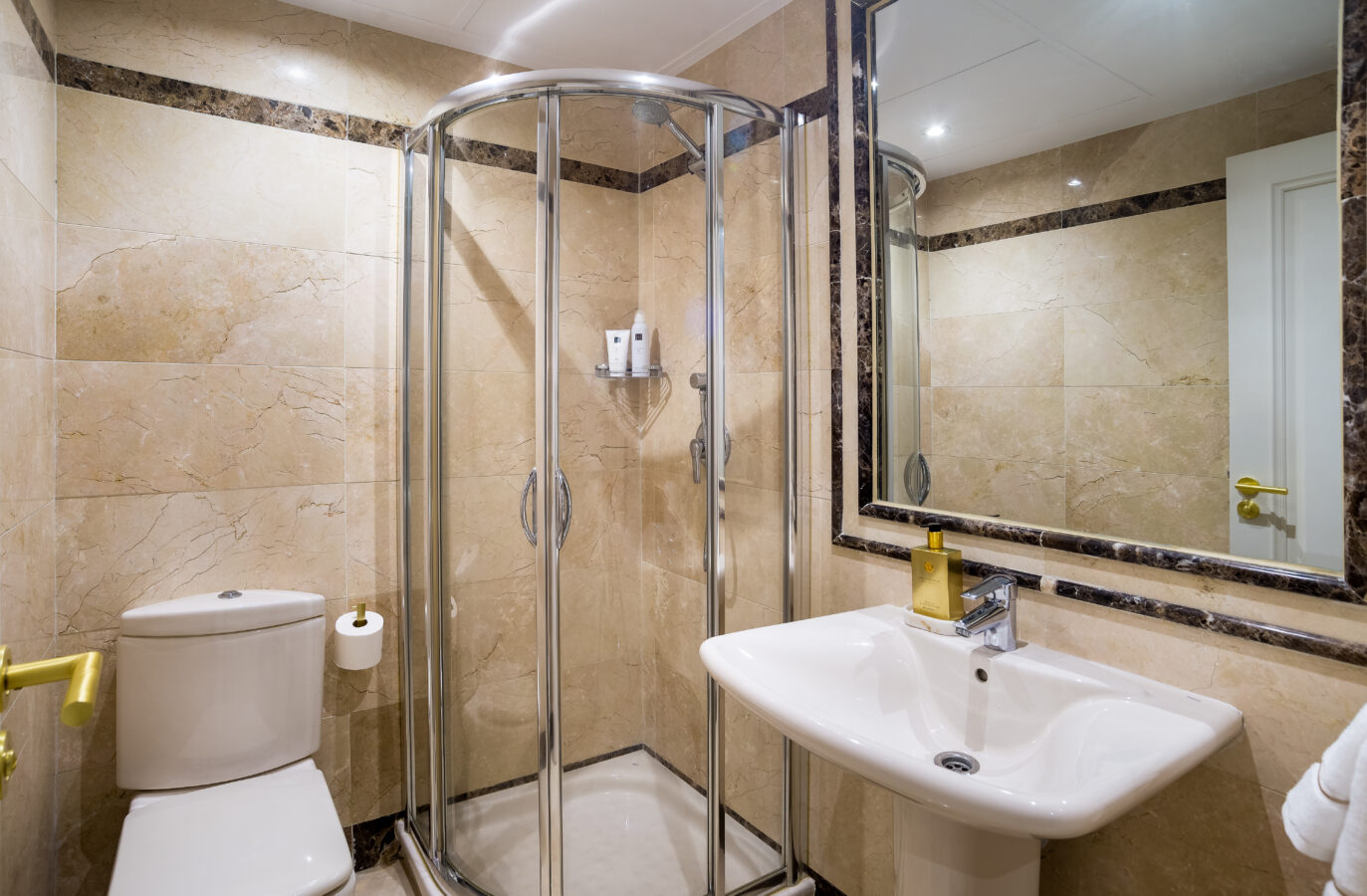 FOR SALE 🏡 Renovated Ground-Floor Apartment with Direct Pool Access – Sierra Blanca, Golden Mile, Marbella