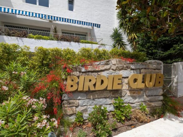 FOR SALE 🏡 380 M2 Duplex Garden Apartment with Reform Potential – Birdie Club, Río Real, Marbella