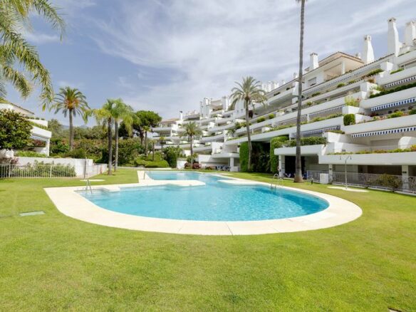 FOR SALE 🏡 380 M2 Duplex Garden Apartment with Reform Potential – Birdie Club, Río Real, Marbella