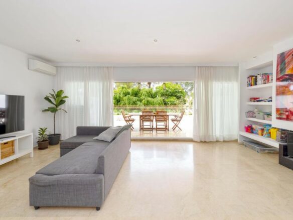 FOR SALE 🏡 380 M2 Duplex Garden Apartment with Reform Potential – Birdie Club, Río Real, Marbella