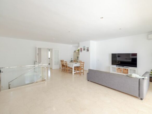 FOR SALE 🏡 380 M2 Duplex Garden Apartment with Reform Potential – Birdie Club, Río Real, Marbella