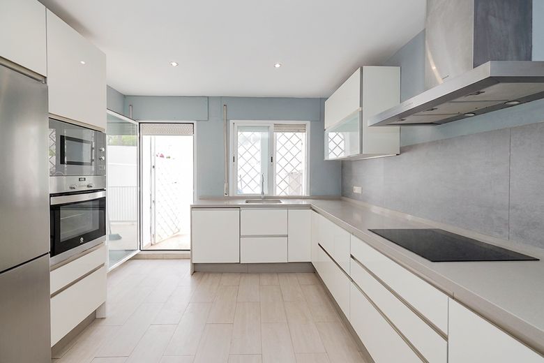 FOR SALE 🏡 380 M2 Duplex Garden Apartment with Reform Potential – Birdie Club, Río Real, Marbella