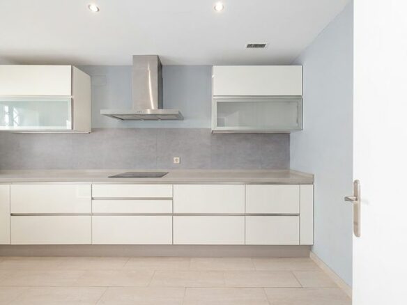 FOR SALE 🏡 380 M2 Duplex Garden Apartment with Reform Potential – Birdie Club, Río Real, Marbella