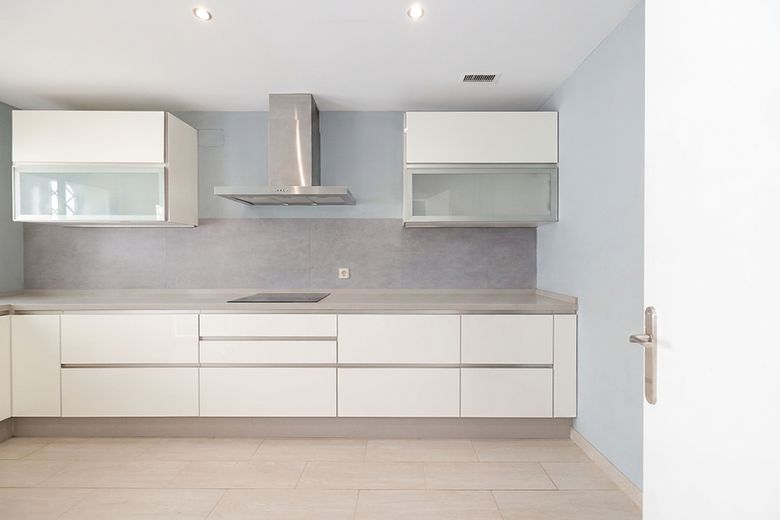FOR SALE 🏡 380 M2 Duplex Garden Apartment with Reform Potential – Birdie Club, Río Real, Marbella