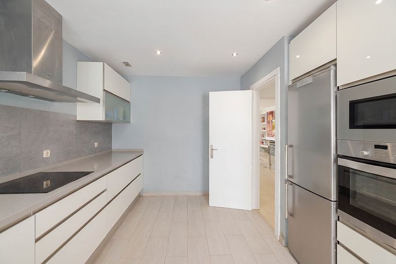 FOR SALE 🏡 380 M2 Duplex Garden Apartment with Reform Potential – Birdie Club, Río Real, Marbella