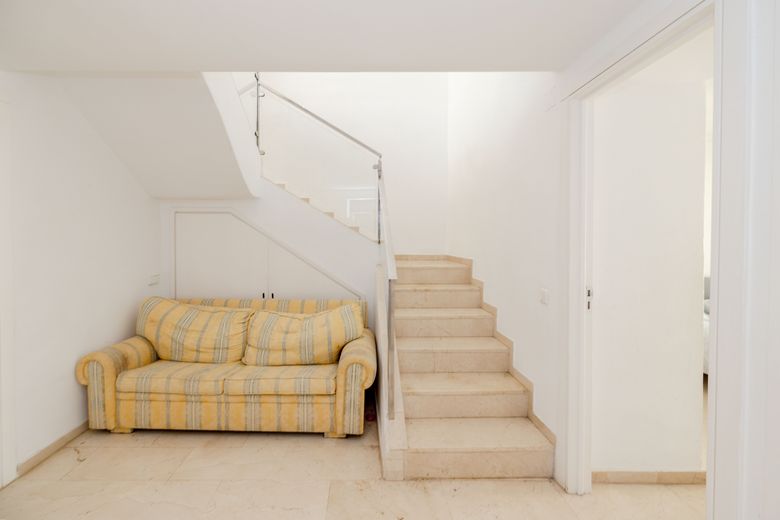 FOR SALE 🏡 380 M2 Duplex Garden Apartment with Reform Potential – Birdie Club, Río Real, Marbella