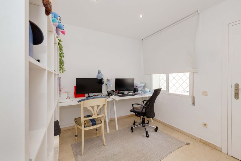 FOR SALE 🏡 380 M2 Duplex Garden Apartment with Reform Potential – Birdie Club, Río Real, Marbella