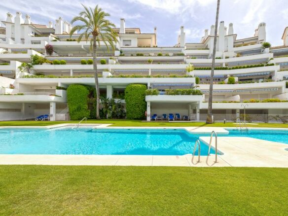 FOR SALE 🏡 380 M2 Duplex Garden Apartment with Reform Potential – Birdie Club, Río Real, Marbella