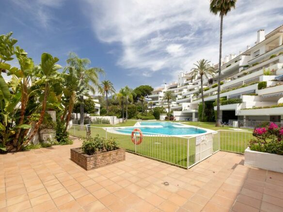 FOR SALE 🏡 380 M2 Duplex Garden Apartment with Reform Potential – Birdie Club, Río Real, Marbella