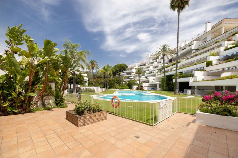 FOR SALE 🏡 380 M2 Duplex Garden Apartment with Reform Potential – Birdie Club, Río Real, Marbella
