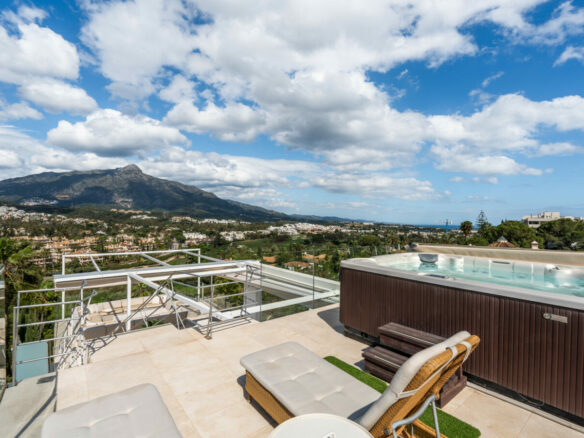 FOR SALE 🌟 🏡 Contemporary Luxury Villa with Heated Infinity Pool & Rooftop Lounge 🇪🇸 Nueva Andalucía, Marbella 🇪🇸