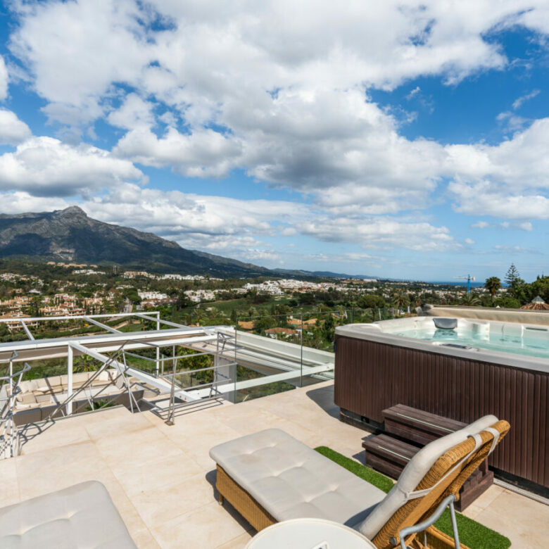 FOR SALE 🌟 🏡 Contemporary Luxury Villa with Heated Infinity Pool & Rooftop Lounge 🇪🇸 Nueva Andalucía, Marbella 🇪🇸