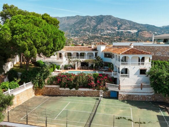 FOR SALE 🏡 Charming Family Villa with Sea Views – Sierrezuela, Mijas