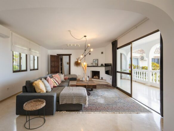 FOR SALE 🏡 Charming Family Villa with Sea Views – Sierrezuela, Mijas
