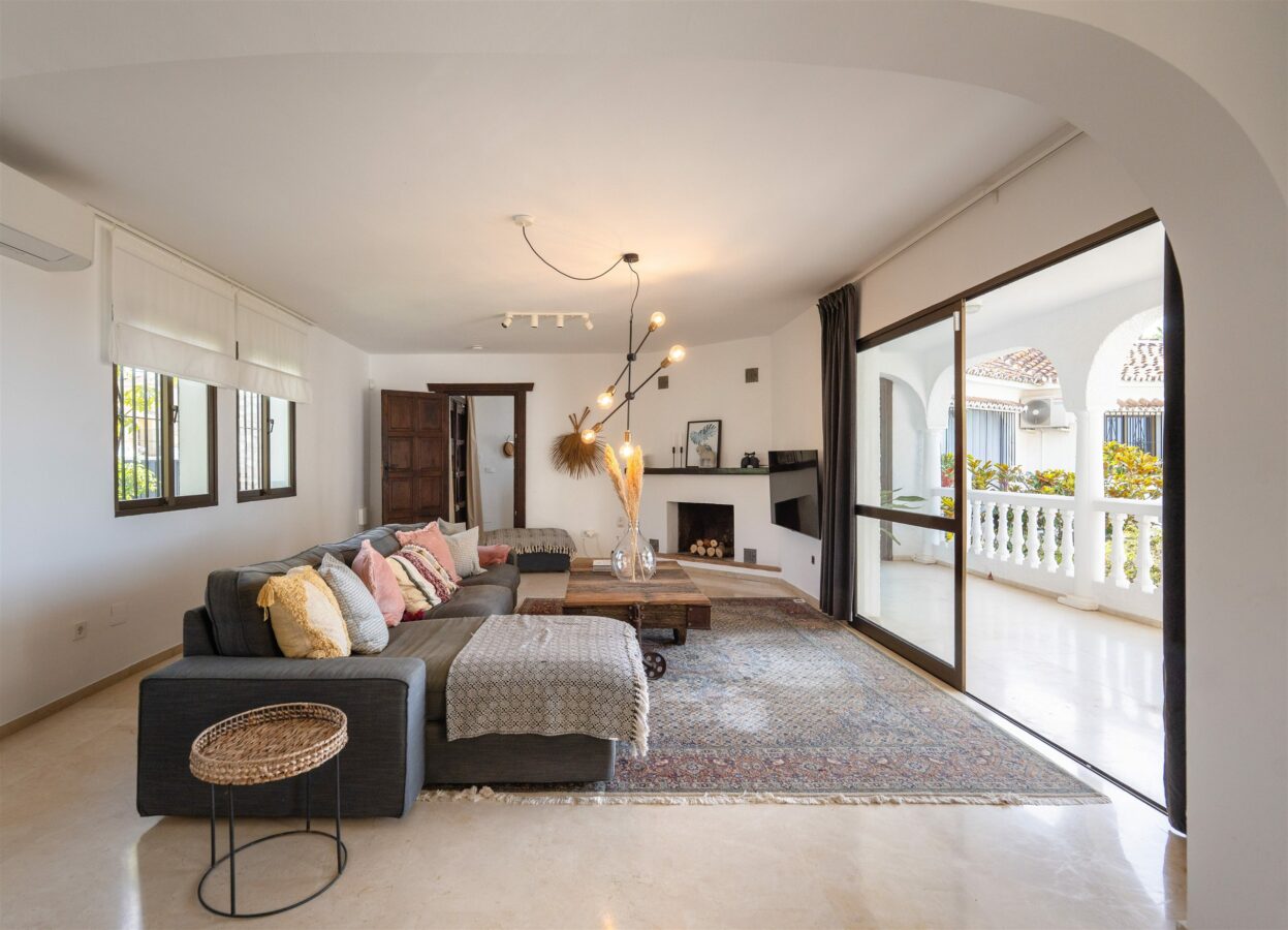 FOR SALE 🏡 Charming Family Villa with Sea Views – Sierrezuela, Mijas
