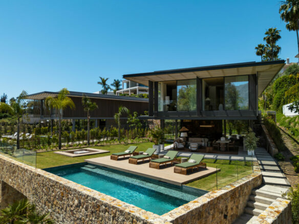 FOR SALE 🏡 Striking Modern Villa with Sea Views in the Golf Valley – La Cerquilla, Nueva Andalucía