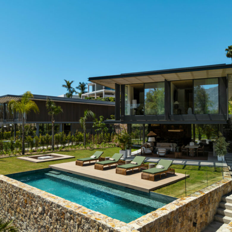FOR SALE 🏡 Striking Modern Villa with Sea Views in the Golf Valley – La Cerquilla, Nueva Andalucía