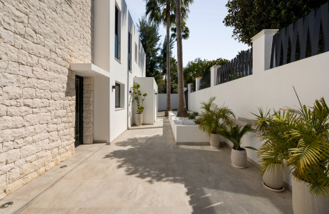 FOR SALE 🏡 Fully Renovated Villa on a Quiet Cul-de-Sac – Las Brisas, Nueva Andalucía, Marbella