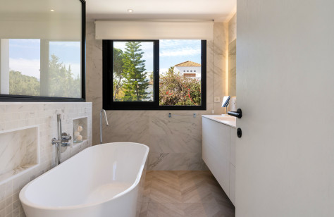 FOR SALE 🏡 Fully Renovated Villa on a Quiet Cul-de-Sac – Las Brisas, Nueva Andalucía, Marbella