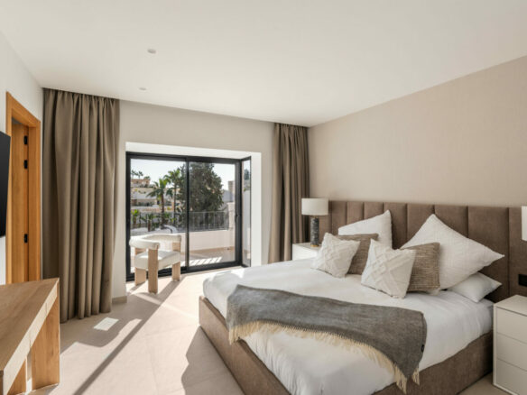 FOR SALE 🌟 Fully Renovated Duplex Penthouse with Private Solarium, Nueva Andalucía, Marbella 🇪🇸