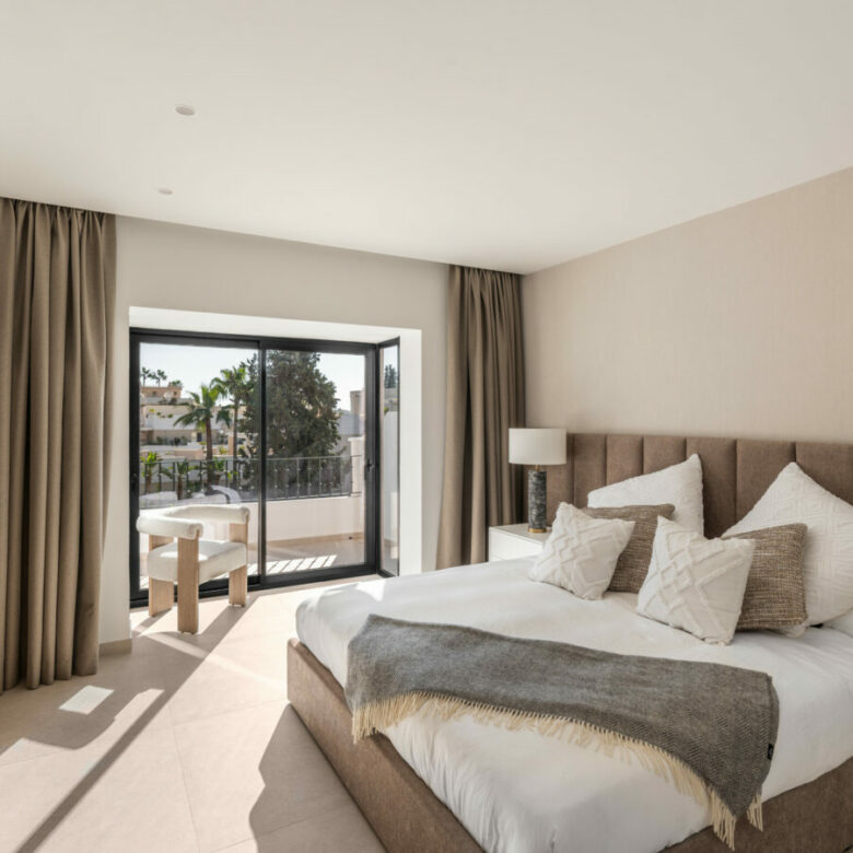 FOR SALE 🌟 Fully Renovated Duplex Penthouse with Private Solarium, Nueva Andalucía, Marbella 🇪🇸