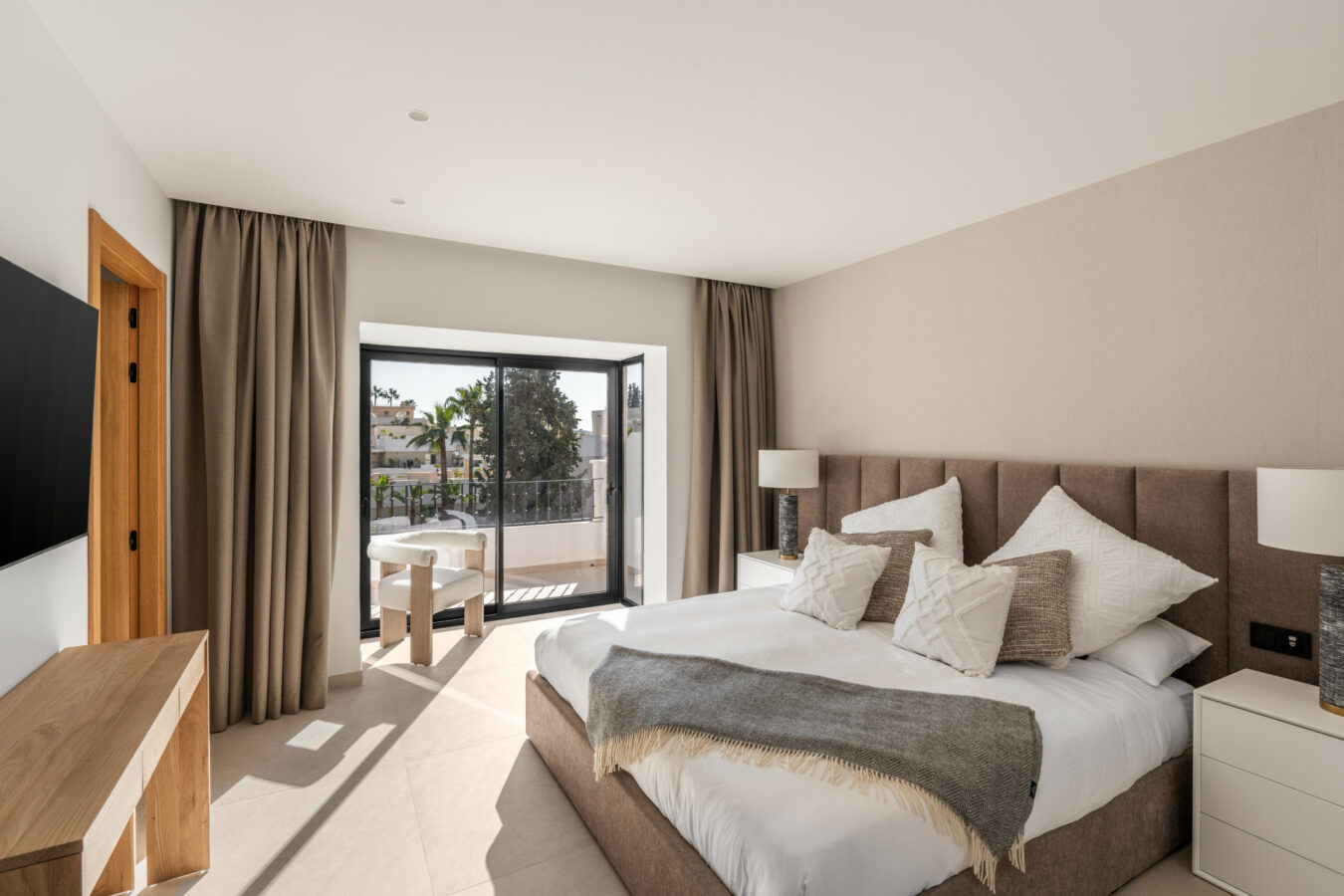 FOR SALE 🌟 Fully Renovated Duplex Penthouse with Private Solarium, Nueva Andalucía, Marbella 🇪🇸