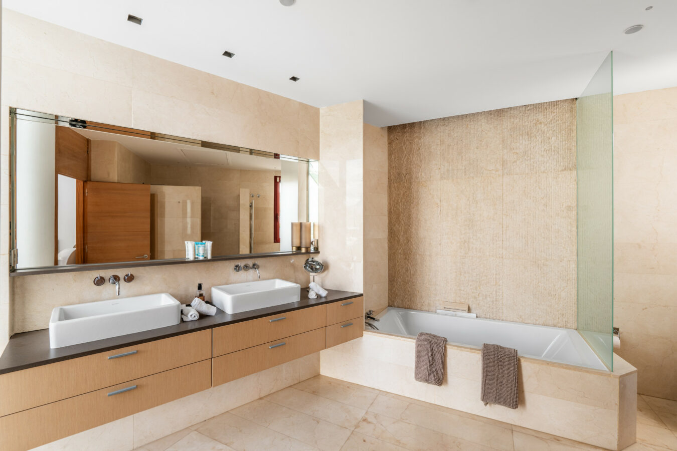 d9396a4e-0a38-4530-92f6-333714d9a78e FOR SALE 🌟 🏡 Contemporary Luxury Villa with Heated Infinity Pool & Rooftop Lounge 🇪🇸 Nueva Andalucía, Marbella 🇪🇸