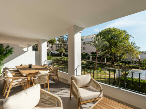 FOR SALE 🌟 Fully Renovated Duplex Penthouse with Private Solarium, Nueva Andalucía, Marbella 🇪🇸