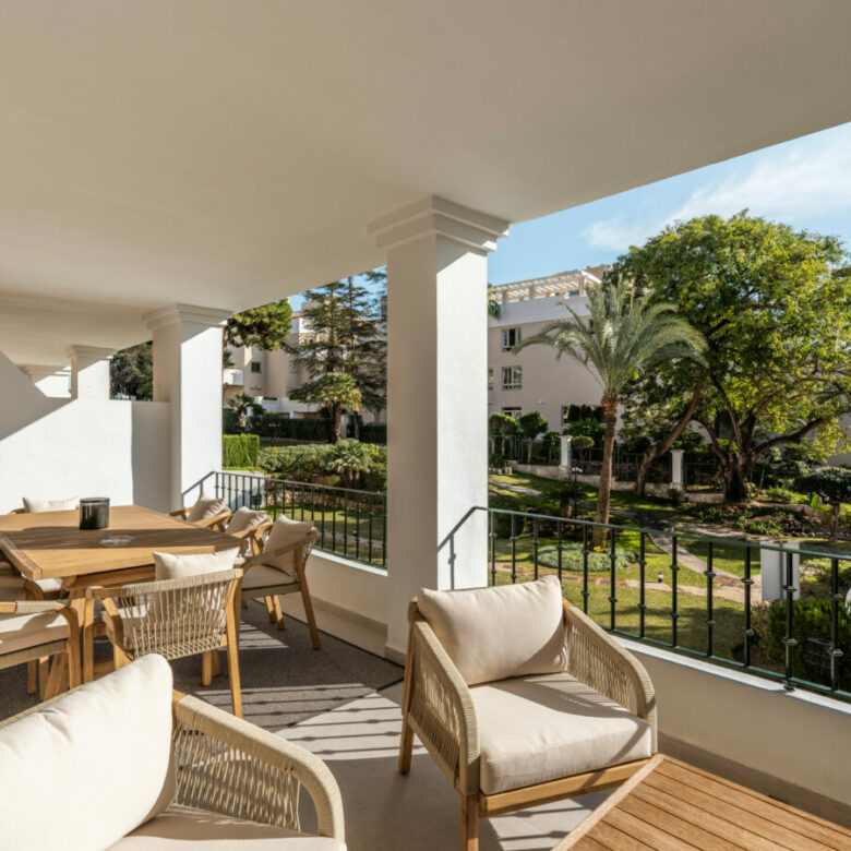 FOR SALE 🌟 Fully Renovated Duplex Penthouse with Private Solarium, Nueva Andalucía, Marbella 🇪🇸