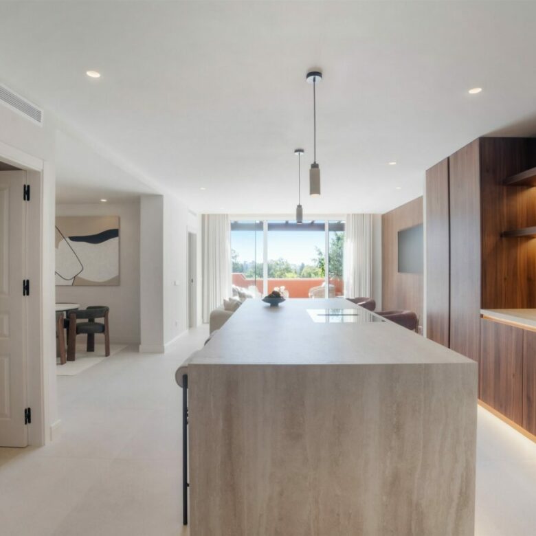 FOR SALE 🏡 Renovated Duplex Penthouse with Sea Views – El Alminar, Nueva Andalucía, Marbella