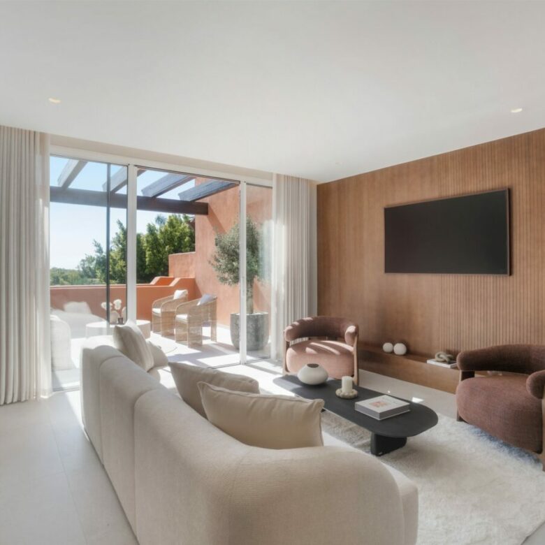 FOR SALE 🏡 Renovated Duplex Penthouse with Sea Views – El Alminar, Nueva Andalucía, Marbella