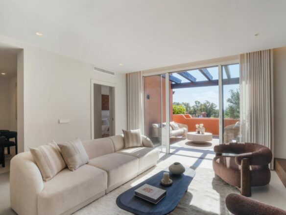 FOR SALE 🏡 Renovated Duplex Penthouse with Sea Views – El Alminar, Nueva Andalucía, Marbella