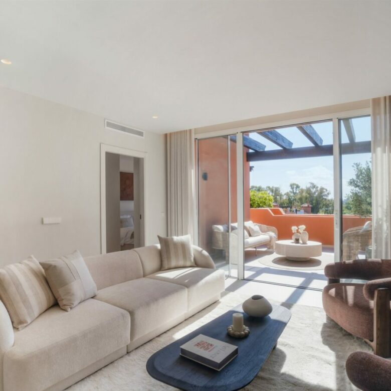 FOR SALE 🏡 Renovated Duplex Penthouse with Sea Views – El Alminar, Nueva Andalucía, Marbella