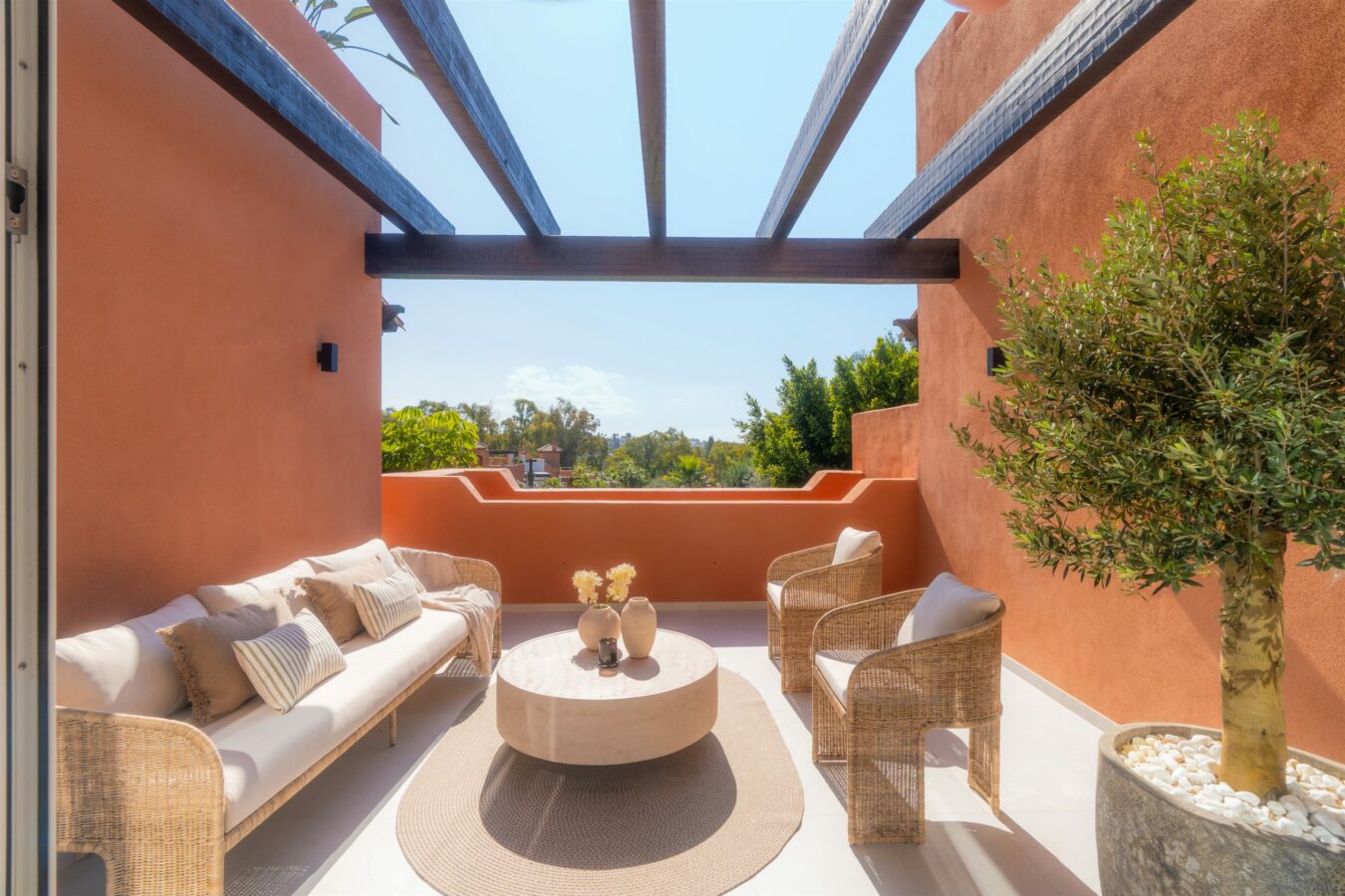 FOR SALE 🏡 Renovated Duplex Penthouse with Sea Views – El Alminar, Nueva Andalucía, Marbella