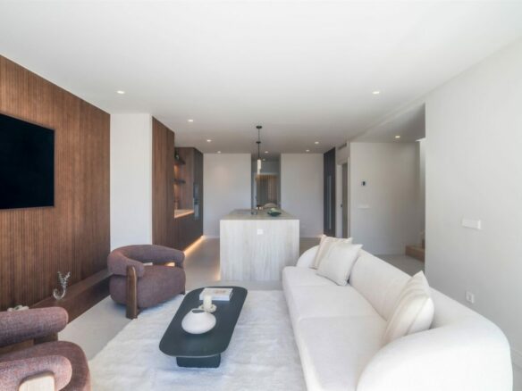 FOR SALE 🏡 Renovated Duplex Penthouse with Sea Views – El Alminar, Nueva Andalucía, Marbella