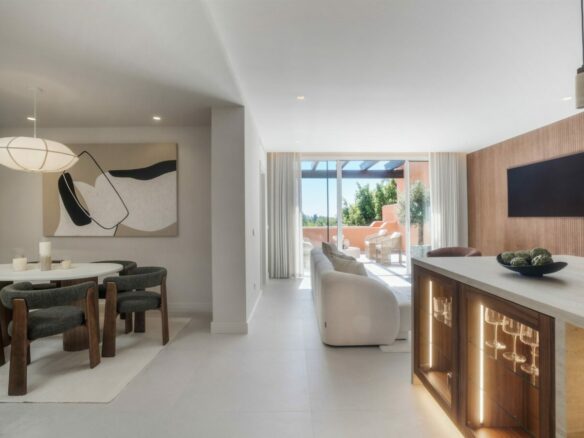 FOR SALE 🏡 Renovated Duplex Penthouse with Sea Views – El Alminar, Nueva Andalucía, Marbella