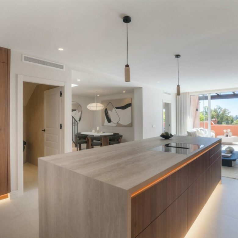 FOR SALE 🏡 Renovated Duplex Penthouse with Sea Views – El Alminar, Nueva Andalucía, Marbella