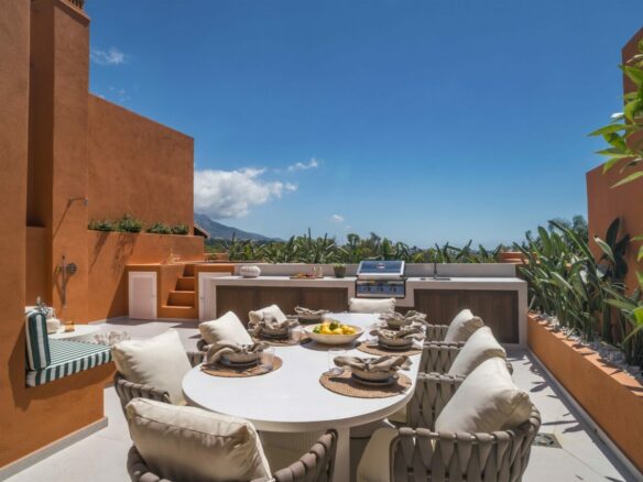 FOR SALE 🏡 Renovated Duplex Penthouse with Sea Views – El Alminar, Nueva Andalucía, Marbella