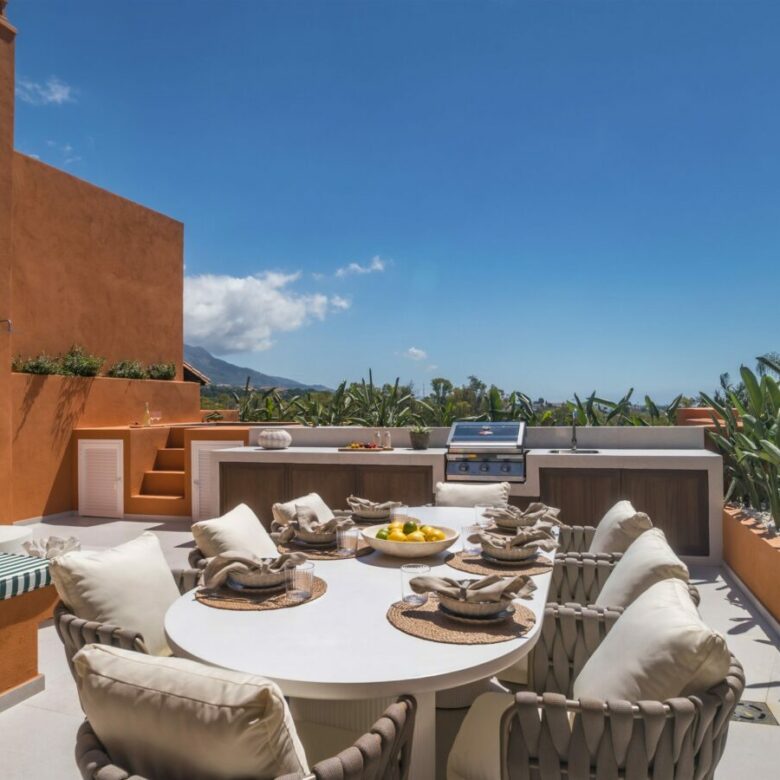 FOR SALE 🏡 Renovated Duplex Penthouse with Sea Views – El Alminar, Nueva Andalucía, Marbella