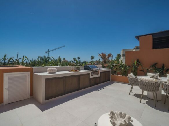 FOR SALE 🏡 Renovated Duplex Penthouse with Sea Views – El Alminar, Nueva Andalucía, Marbella