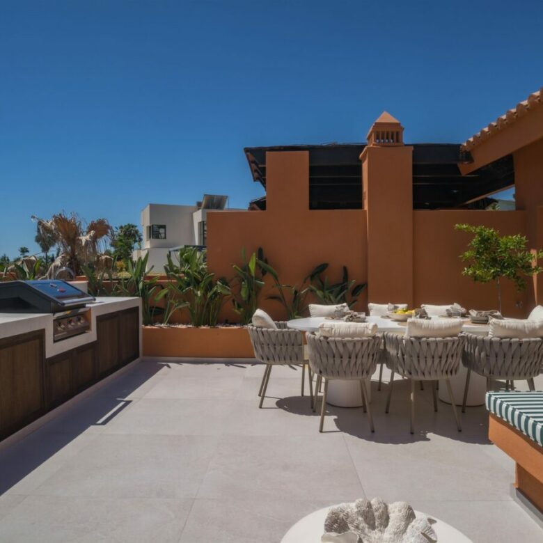 FOR SALE 🏡 Renovated Duplex Penthouse with Sea Views – El Alminar, Nueva Andalucía, Marbella