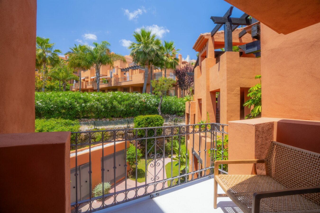 FOR SALE 🏡 Renovated Duplex Penthouse with Sea Views – El Alminar, Nueva Andalucía, Marbella
