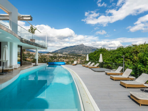 FOR SALE 🌟 🏡 Contemporary Luxury Villa with Heated Infinity Pool & Rooftop Lounge 🇪🇸 Nueva Andalucía, Marbella 🇪🇸