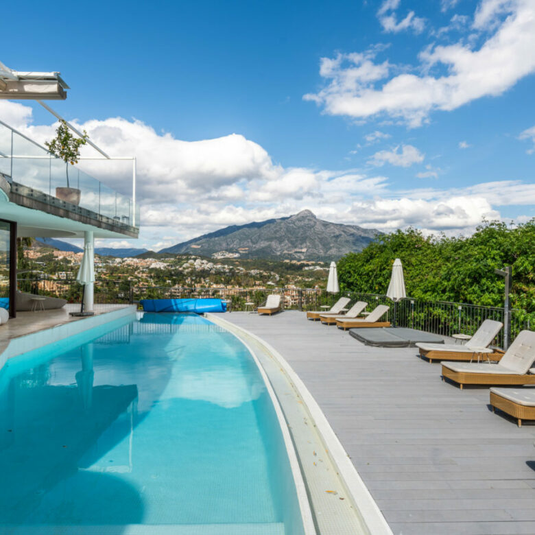 FOR SALE 🌟 🏡 Contemporary Luxury Villa with Heated Infinity Pool & Rooftop Lounge 🇪🇸 Nueva Andalucía, Marbella 🇪🇸